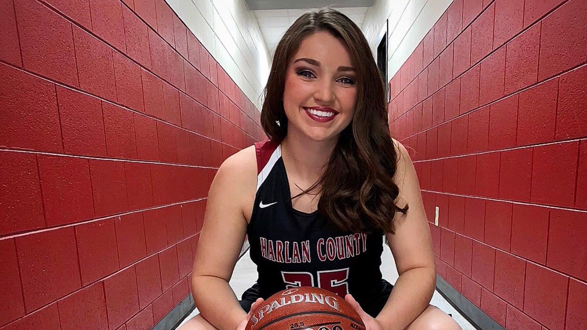 Harlan County Lady Bear Junior @BlakleyMorgan finishing strong at the Hyden Citizens Bank Classic with 23pts, 24rebs, 7stls, 5ast