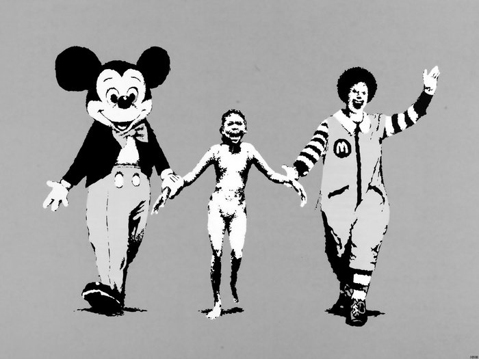 Cha Bo レーニンとキリストがミッキーと手を繋いでいる彫刻は バンクシーにも似た作品が こちらのミッキーとドナルドに手を繋がれているのは ベトナム戦争の空爆から逃げ惑う子供ですが T Co Yrmgmi5eui Twitter