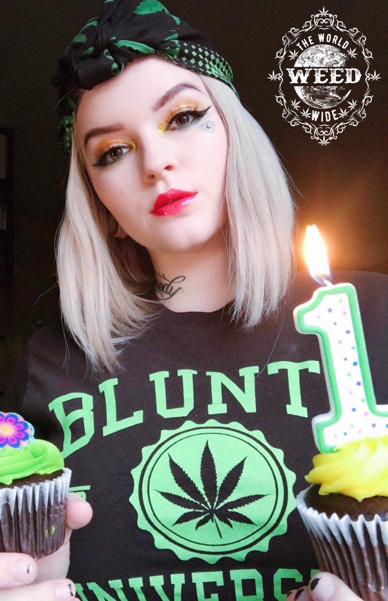 paigelavon13's tweet photo. Be sure to follow my Instagram @(metalmomm) and find this post for more details on a crazy a giveaway with @WorldWide_Weed !😍 https://t.co/8sUzjQ4EPx