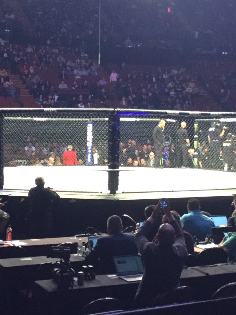 CMONEYMAKER's tweet photo. Loving the fights @ufc #UFCStars #ufc232. Follow @Pokerstars on Instagram for picks and content from myself and @JasonSomerville https://t.co/4RcIAgdyRM