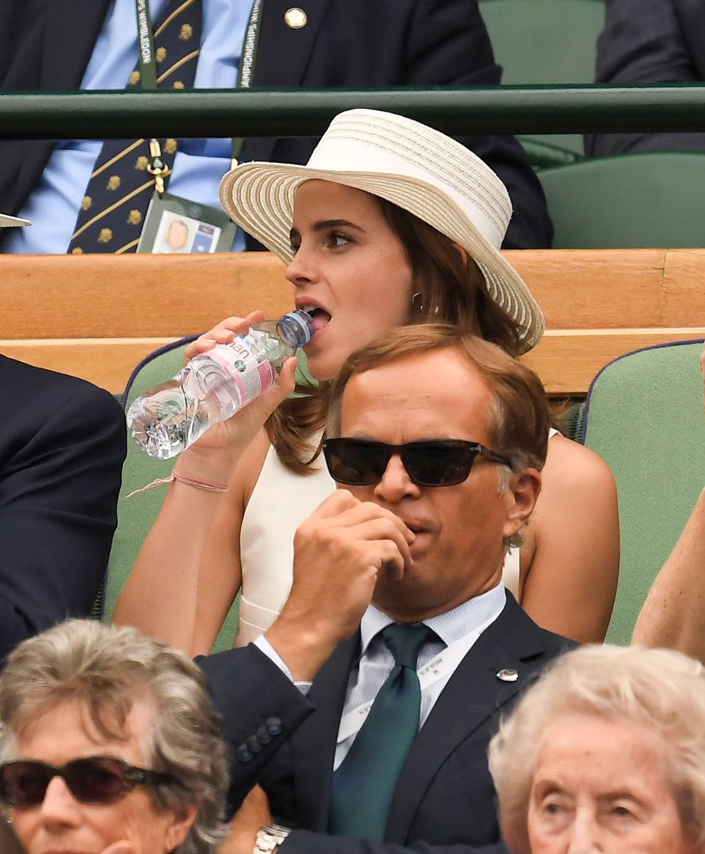Emma Watson Japan Twitterissa 勝手にエマワトソンアワード2018 エビアンが飲みたくなったで賞 エビアンを飲む姿まで美しいエマ