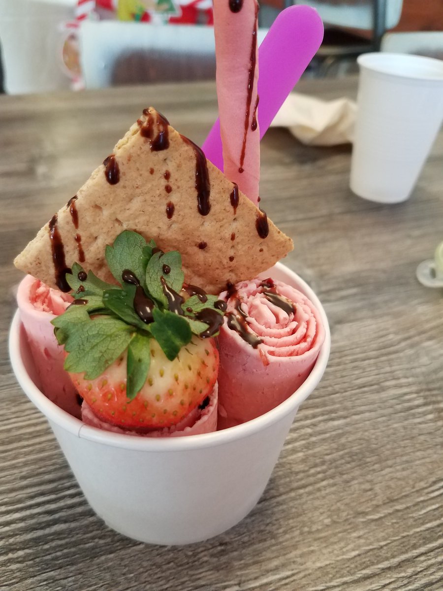 OilsMake_Scents's tweet photo. We had our first ice cream rolls from @icybubblesinc. Strawberry was awesome. The flavor of the fresh strawberry made it so refreshing. And of course the banana nutella. #sharingthealoha #yummy #desserts #icecream #icecreamrolls #hawaiieats #icybubbles https://t.co/f7MoQZjFVi