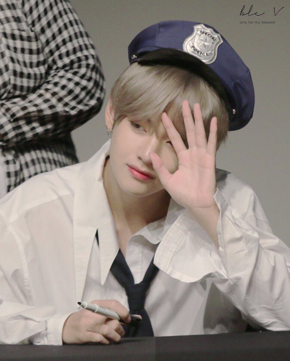 bts_mouse1204's tweet photo. てかテテHappyBirthday！
まじでお顔が整いすぎててしんどい
これぞほんとの彫刻……
 #HAPPY_VIRTHDAY 
#HAPPY_TAEHYUNG_DAY https://t.co/RB6bH51sCV
