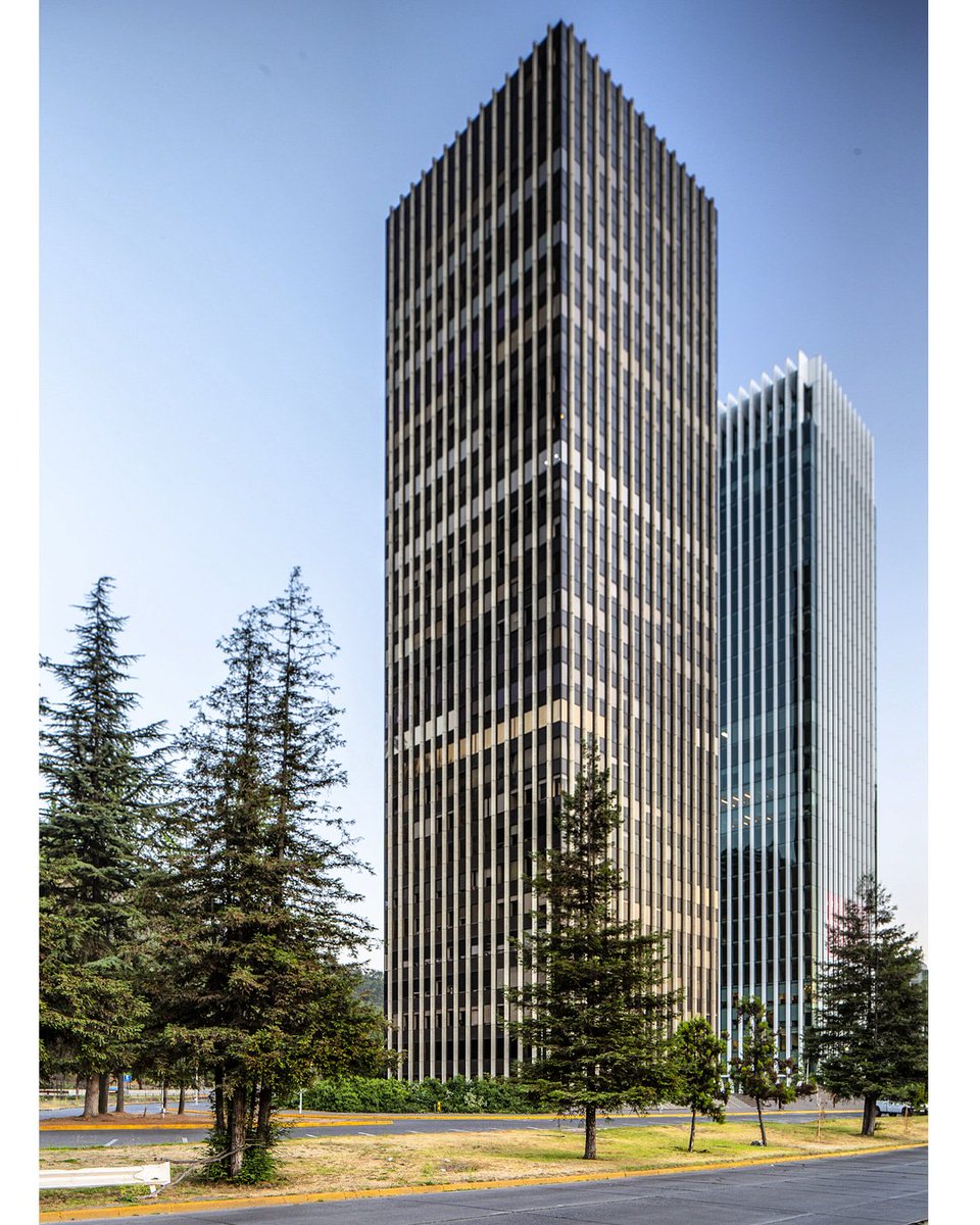 reneflagosc's tweet photo. Fotografia de torre Santa Maria 
#plaraformaarquitectura, #arquitetura , #archdaly ,#abwb , #Santiago https://t.co/mb2h421Cqy