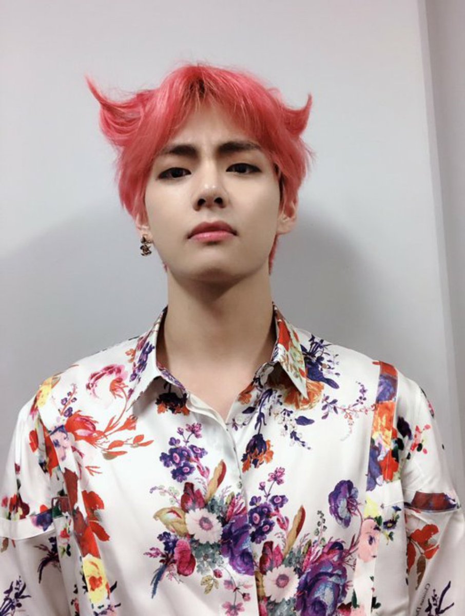 bwicious's tweet photo. HAPPY BIRTHDAY TO MY ULTIMATE BIAS KIM TAEHYUNG
ELYEN BWIIIII
#KimTaehyungDay 
#SingulariTaeDay
#WE_PURPLE_V 
#HAPPYVDAY https://t.co/qMimUz3mcm