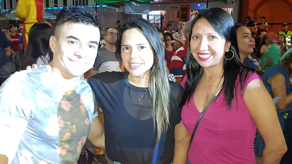 elpaiscali's tweet photo. Marea Brava puso a gozar a los caleños en la Tarima de Salsa de la Calle de la Feria. #FeriadeCali #FeriaDeCali2018 #YoAmoMiFeriaDeCali
#HelloCali #HelloMoto #DeFeriaConMotoG6Plus https://t.co/cF472K6reB