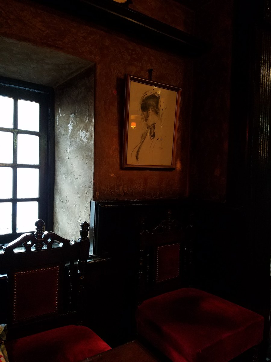 野宮ゆり そして五条から京阪に乗って四条河原町に 築地 という クラシックが鳴り響く古い喫茶店でウィンナーコーヒーを 入口の 扉を開けるとすぐに西部劇に出てくるようなスウィングドアが 初めてこの店を見つけた時 渋いおじ様がバーボンをたしなむ