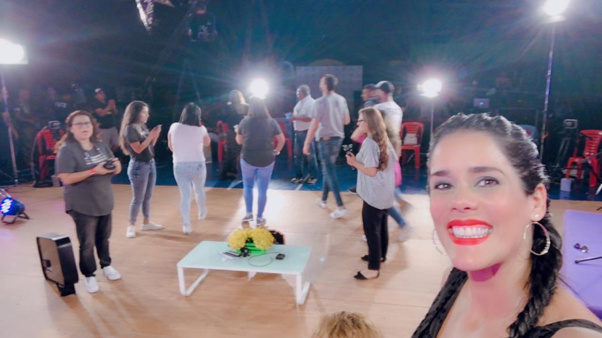 GianellaNeyra_'s tweet photo. Gracias por todo al gran equipo de ⁦@MSF_oficial⁩ que trabaja duro para que cada sábado lleguemos a sus hogares 😘😘 
#El2019Será https://t.co/4IlvoCRF3f