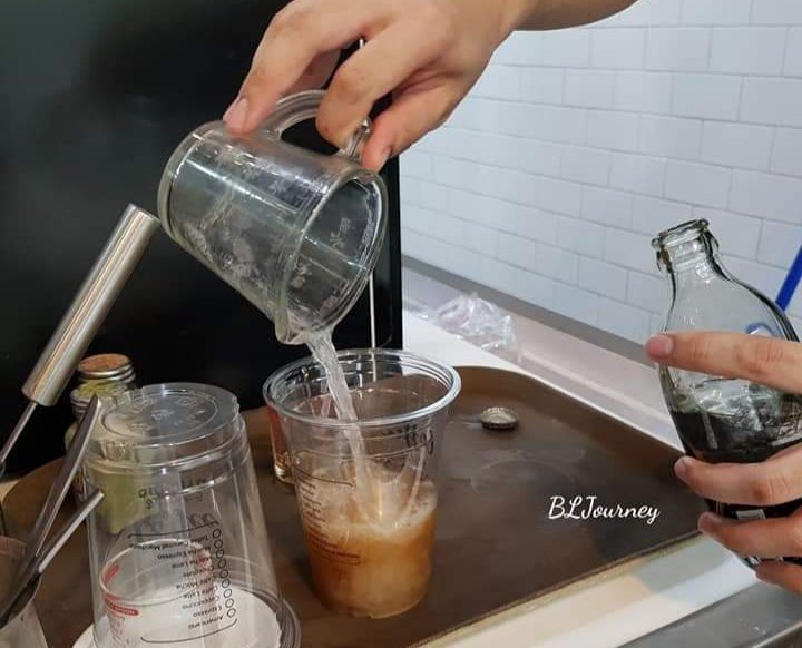 Bank113Thiti's tweet photo. ลองกันยัง Butter Beer เวอร์ชั่นไทยแลนด์ ที่ Family Mart บางสาขา

รสชาติ: เราว่ามันดีกว่าของ USS คือรสชาติไซรัปอาจจะคล้ายๆกัน แต่เจ๋งกว่าตรงครีมนมแน่นๆด้านบนที่เค้าบรรจงปาดไว้ พอกินแล้วมันดูเข้ากั๊นเข้ากัน

ราคา: 59 บาท รับได้ ไม่แพงไม่ถูกเหมาะกับการลอง #aroii @aroii @aroiipaiadk https://t.co/SoEKbX6wsR