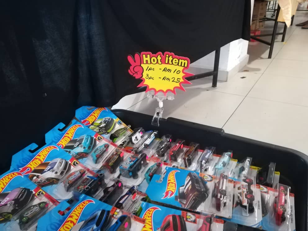 JunctionKluang's tweet photo. Jualan penghabisan stock pada hari terakhir kepada peminat Hot Wheels di Pasar Lambak Kluang Junction. 

Anda boleh miliki koleksi kereta Hotwheels serendah RM 5.00 shj. Mari hadir beramai-ramai sementara stok masih ada.

#pasarlambak
#kluangjunction
#HotWheels
#hobby https://t.co/9L9r8kd54D