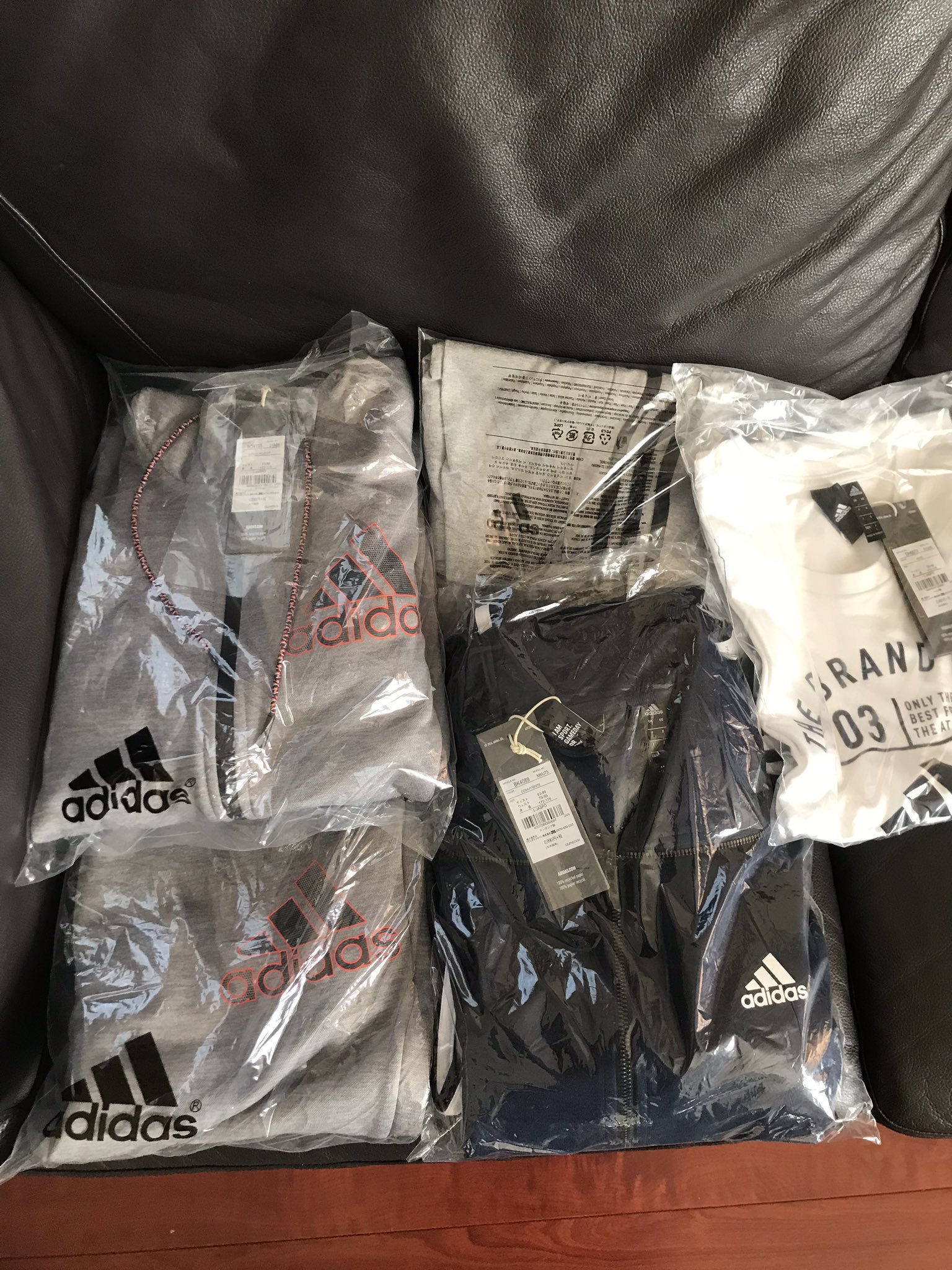 画像 アディダスの福袋届いた リュック スェットジャージ上下ハーフパンツ ジャージ上下 Tシャツ3万円分入ってた １日は 御殿場アウトレットで福袋のために寒 まとめダネ