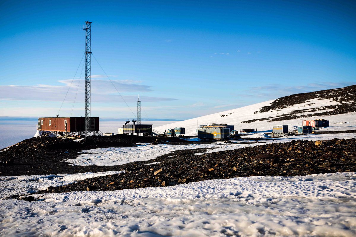 Kello on Kuningatar Maudin maalla 00:40 ja Aboan naapurissa sijaitseva ruotsalaisten Wasa-tutkimusasema muistuttaa aamuyössä Ikeaa. Ikea on nyt vaan täälläkin kiinni, sillä ruotsalaisilla on tutkimuskeikasta välivuosi. <a href="/Tiedeakatemia/">Suomalainen Tiedeakatemia</a> #finnarp #swedarp #Antarctica #aboa