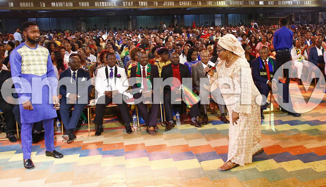 SCOANTBJoshua's tweet photo. Mrs Juliana Agha-Miller, a Nigerian living in the United States, had spinal stenosis and acute arthritis in both knees. She used knee braces and a walker and could not attend to her patients as a nurse. The man of God prayed for her and she received her healing. #TBJoshua https://t.co/ZaNiv0ApW3