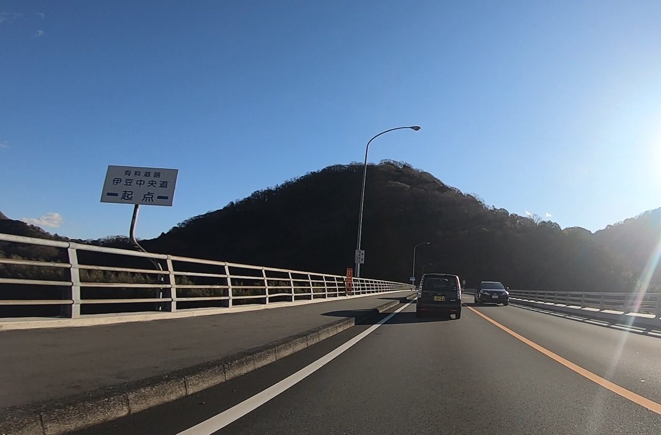 いわたび 伊豆中央道 国道136号バイパスの有料道路 混雑さえなければ三島方面と伊豆の国市方面を行き来するには便利 江間料金所南側の江間交差点 立体交差化に向けて工事中 交差点を過ぎれば大仁中央icまでノンストップ 気持ちいいです 料金 原付