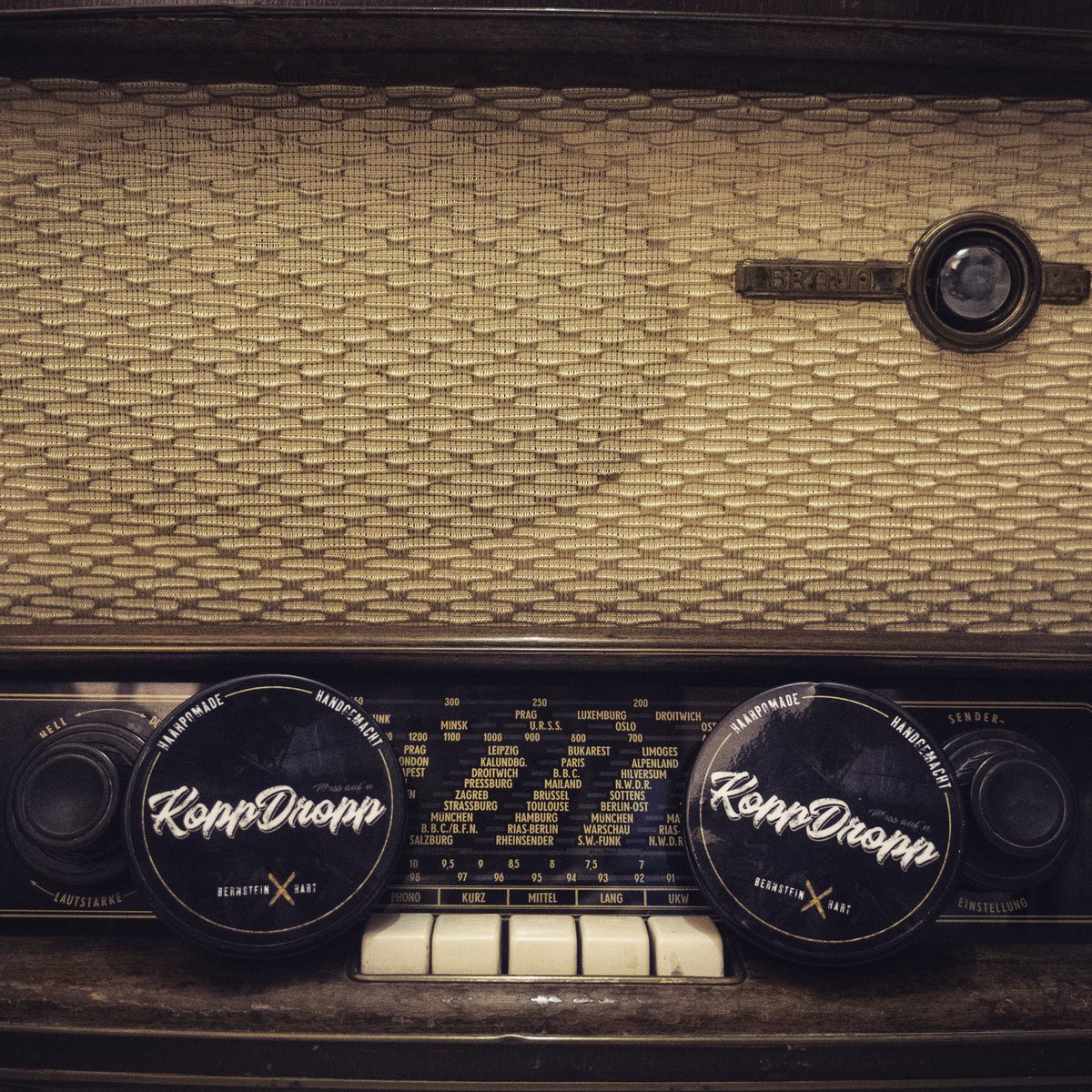 koppdropp's tweet photo. Noch so ein vergessen geglaubter Schatz.. macht sich gut neben unserer KoppDropp Bernstein Pomade #braunradio #radio #retroradio #vintage #retro #midcentury #koppdropp #onlineshop #pomade #koppdropppomade #ruhrgebiet #meinruhrgebiet #meineheimat #meinpott #greasebased #oilbased https://t.co/B1vsSfy4iL