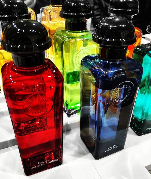 LifeFrag's tweet image. Eau de Rhubarbe Ecarlate &amp;amp; Eau de Citron Noir by Hermes - Rhubarbe Ecarlate is a linear scent compiled by a well done Rhubarb! Eau de Citron Noire Opens up with Lemon &amp;amp; Lime onto a Black Tea, Citron &amp;amp; Lemon Blossom heart before settling upon a Cabreuva wood base. I prefer th…