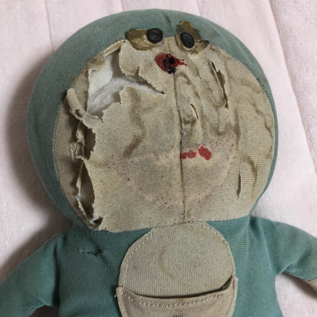 瀕死のドラえもんが帰って来た！ぬいぐるみを見事に直した戦友さんが凄い！！