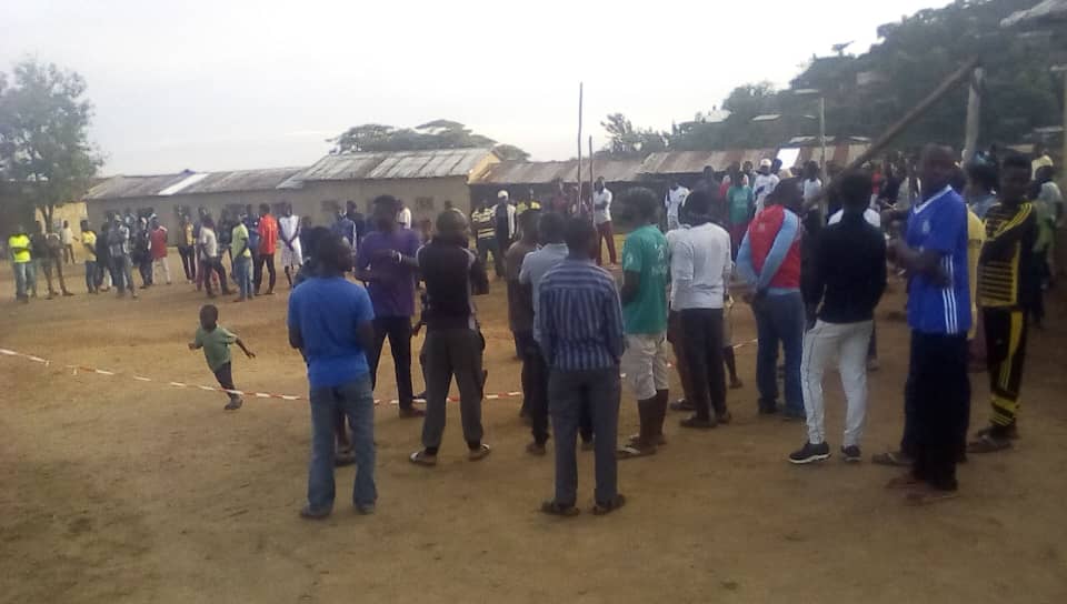 SMupfuni's tweet photo. #RDCVote Malgré la décision de la @cenirdc des habitants de #Beni votent avec papier ce matin au quartier #Malepe. La population est a tiré des balles en l'air pour les disperser. @habariRDC @bartlettkate (Photo #SikuProvinces) https://t.co/f4dFG81Nws