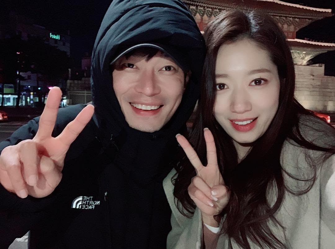 PSH_Translate's tweet photo. #ParkShinHye #IG_Translate #Dec_30
" #MemoriesofAlhambra
Dr. Cha visited us surprisingly because he knew yesterday was my last shooting. " https://t.co/Zwy3gBoiCh