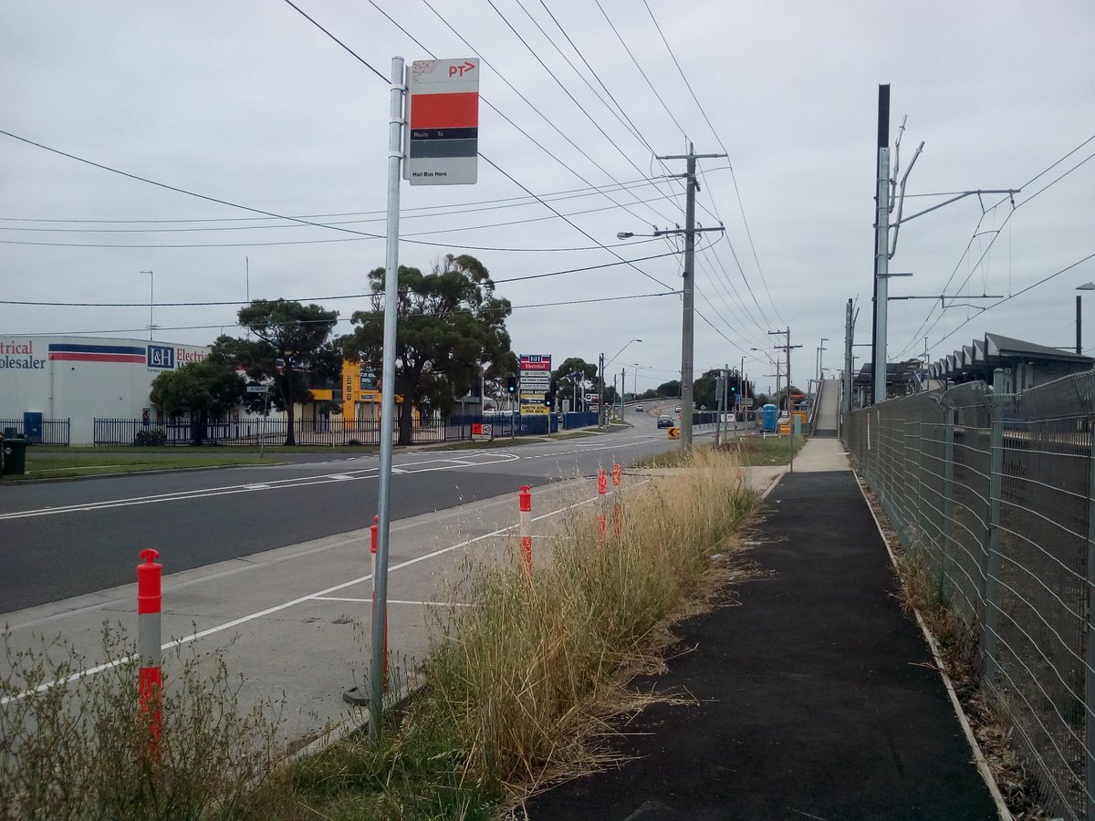 craig_halsall's tweet image. Who is responsible for mowing the grass outside #Kananook station?

@FrankstonCity, @VicRoads or @metrotrains?

Southbound @VenturaBus &amp;amp; @Transdev_Melb bus stop relocated due to @levelcrossings #FrankstonLine stabling works 

@victoriawalks @ptua @TransdevWatch