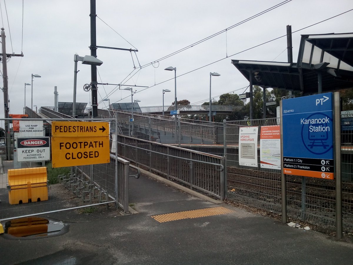 craig_halsall's tweet image. Who is responsible for mowing the grass outside #Kananook station?

@FrankstonCity, @VicRoads or @metrotrains?

Southbound @VenturaBus &amp;amp; @Transdev_Melb bus stop relocated due to @levelcrossings #FrankstonLine stabling works 

@victoriawalks @ptua @TransdevWatch
