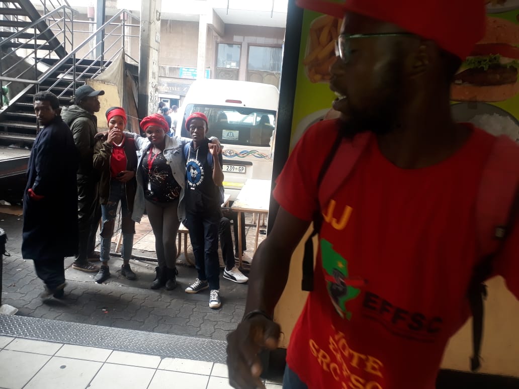 Tyrone_Mkansi's tweet photo. We are here at MTN Rank Joburg.
Waiting for the @HistoricWalk
Comrades to arrive. #FreeKanyaCekeshe
#HistoricWalk #LongWalkToUnionBuilding https://t.co/e2c2QkQyzS