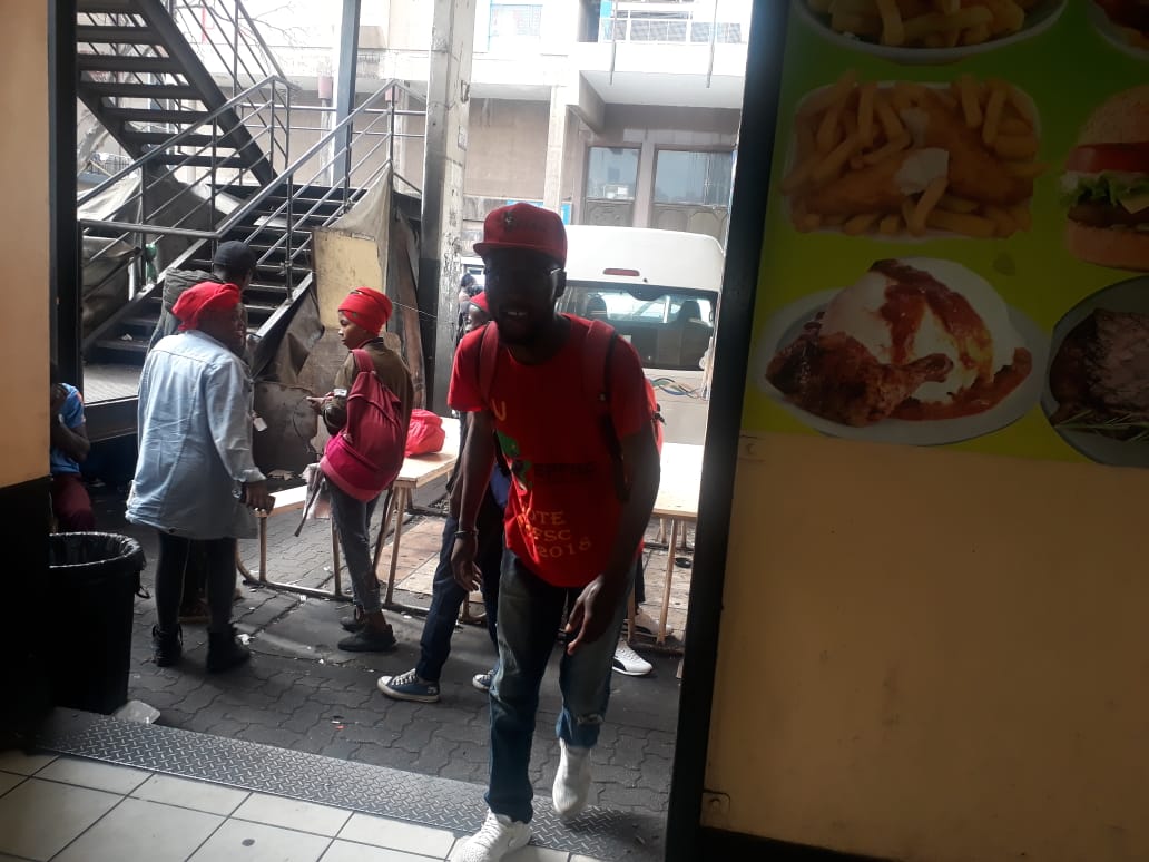 Tyrone_Mkansi's tweet photo. We are here at MTN Rank Joburg.
Waiting for the @HistoricWalk
Comrades to arrive. #FreeKanyaCekeshe
#HistoricWalk #LongWalkToUnionBuilding https://t.co/e2c2QkQyzS