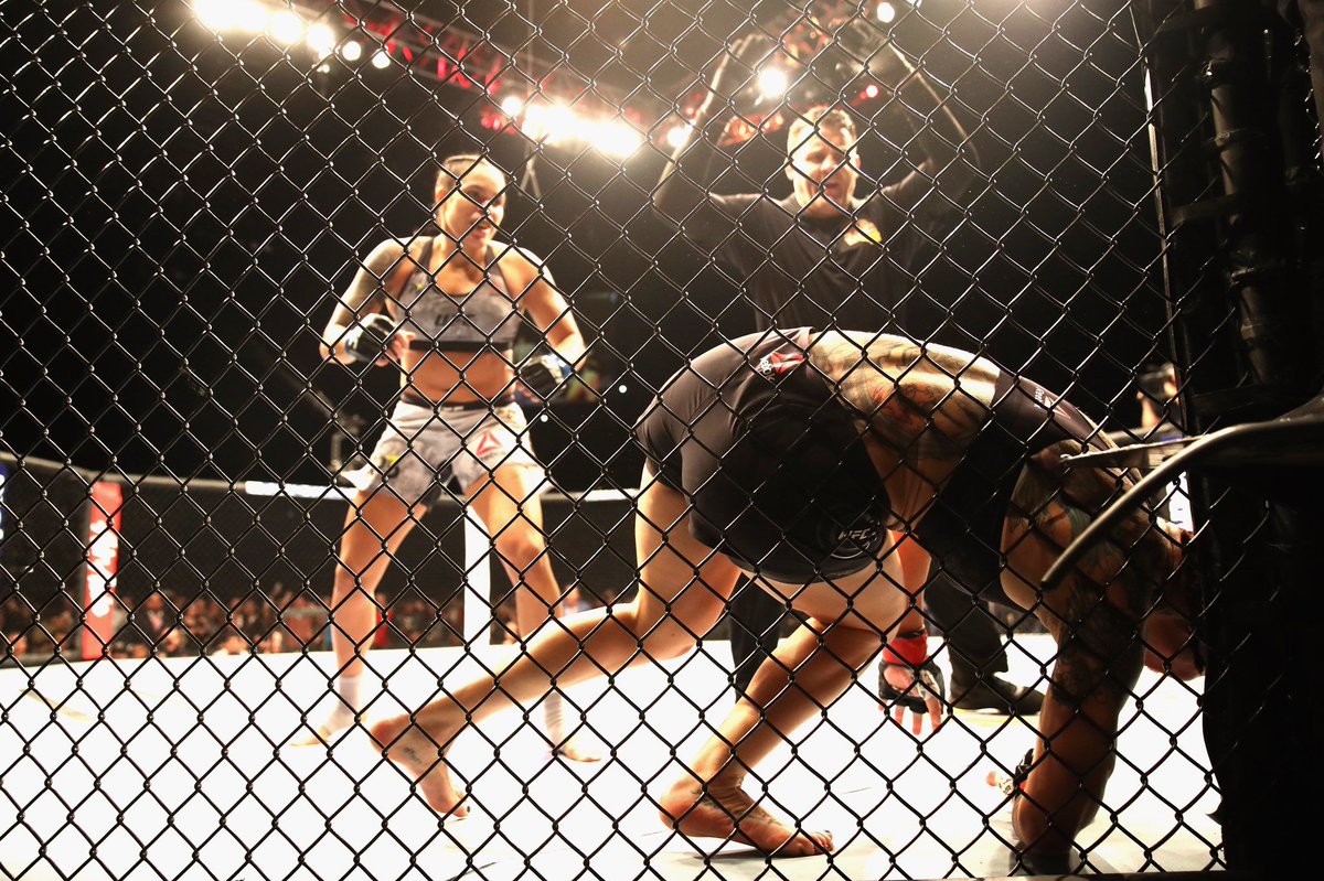 ESbeINSPORTS's tweet photo. El #UFC232 terminó con grandes combates que incluyeron un fácil triunfo de @JonnyBones quien recuperó el título semicompleto y el impactante KO de @Amanda_Leoa sobre @criscyborg

#beINCOMBAT 👊 #Candelita 🔥

Los datos: 👉  https://t.co/ht7cCJ96zF https://t.co/drcxp8bVDf