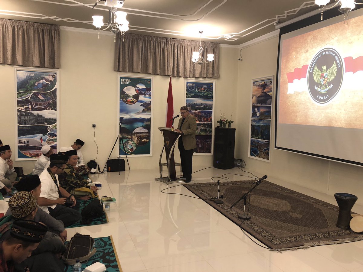 IndonesiaInKWT's tweet image. Pada hari Jumat 21 Desember 2018, PCINU yang difasilitasi oleh #KBRIKuwait mengadakan Maulid Nabi 1440 H yang berlokasi di Aula KBRI Kuwait.