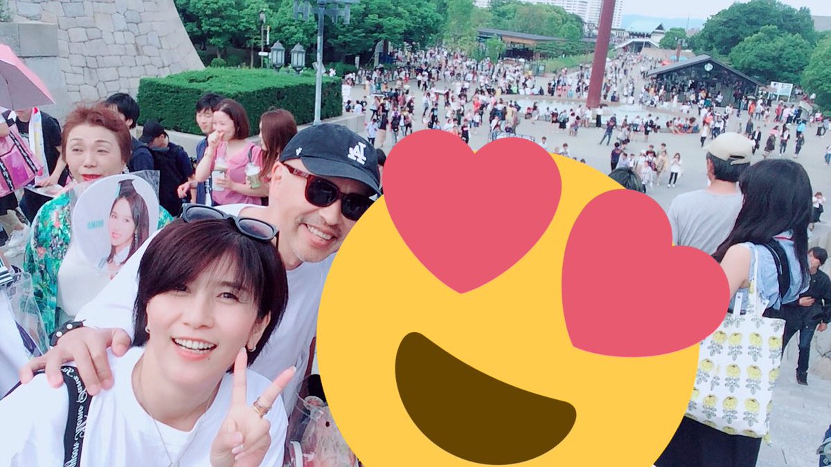TWICE_1101_jgy's tweet photo. #今年も残りわずかなので2018年一番想定外だったことを発表する 

TWICELANDの時にミナの両親と写真撮れたこと！！！
みんなには断ってたんだけど、友達がたまたま自撮り棒伸ばしてて運良く撮ってくれました！！✨
両親もハンサム＆綺麗な方でした☺️
ミナパパの顔すぐ横で緊張した～笑
#TWICE https://t.co/dWhw1qnbFv