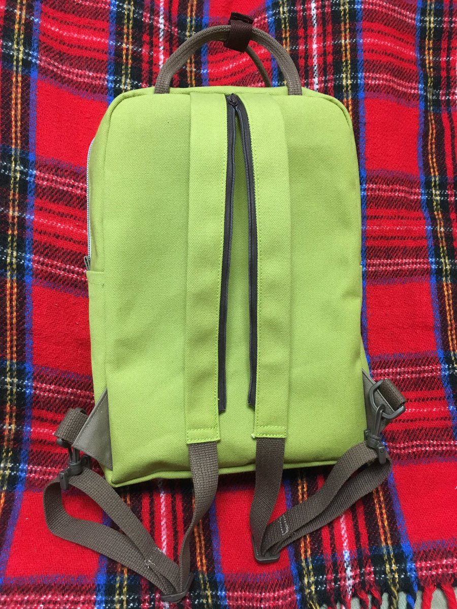 823_chan's tweet image. 若草色の3WAYバッグ作った。
前のと同じ大きさだけど、ポケットと取っ手の位置や切り替えを少し変えて。なかなかいい感じ。
これがソーイング納めかな。
今年もたくさんのリアクションありがとうございました。皆様の❤が私のやる気の源です。来年もよろしくお願いします。#CSfactory