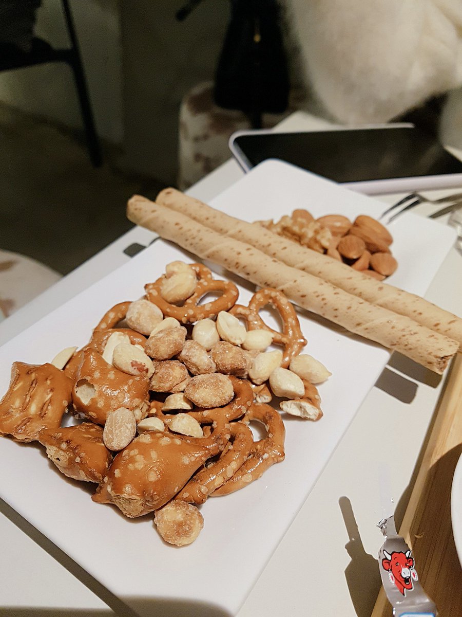 iloveeatingyam's tweet photo. 홍대 3TEN LOUNGE bar
여기요즘 아는사람만 아는 홍대생사이에서 개핫한곳이라는데 님들의 연말연시를위해 루팡질함ㅎㅎ 사장님 짱 친절하고 바도 깔끔하고 분위기 굿 지금 가오픈기간이라 사람도 적고 서비스로주시는 믹스넛츠도 엄청많이주신다ㅠ 그리고 치즈플레이트 꼭드셔주세요 후회하지않으실것 https://t.co/rxesgqsLCs