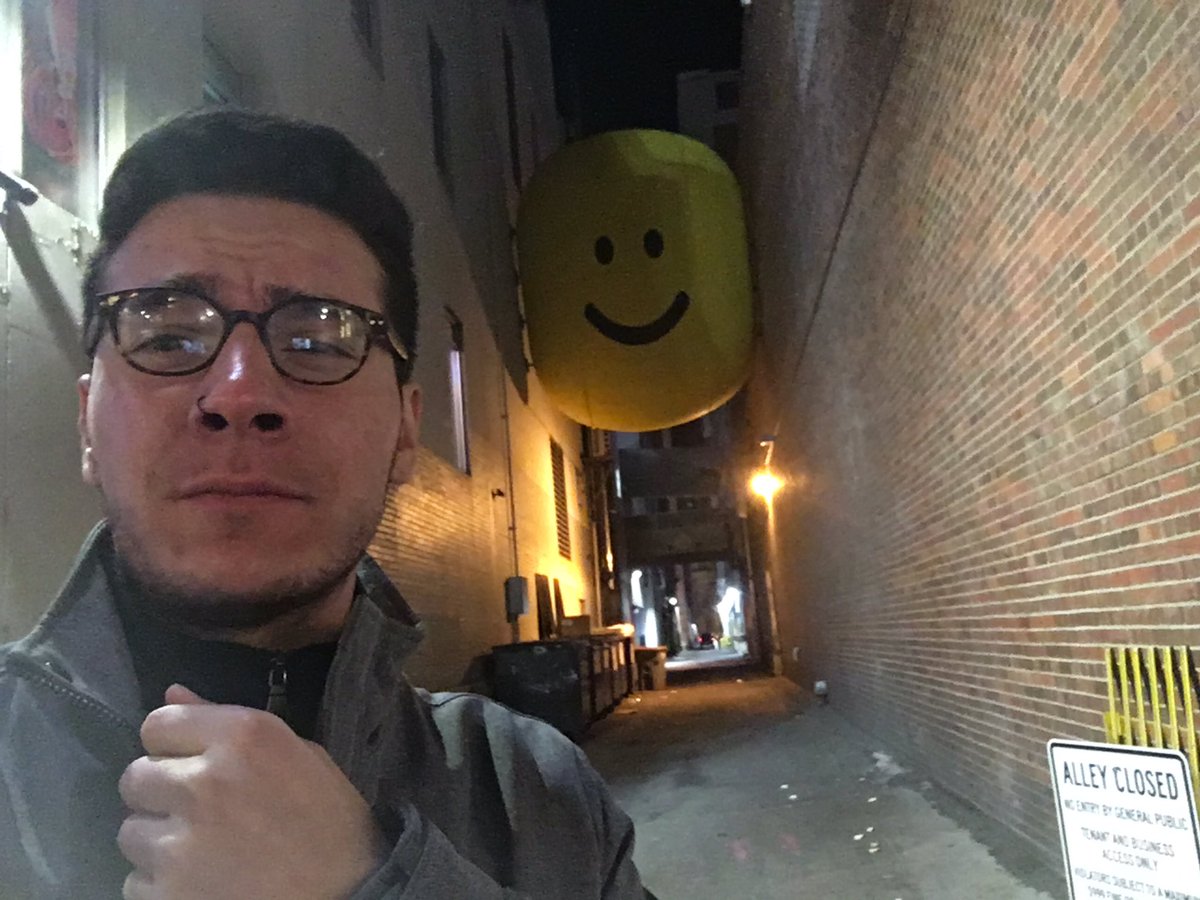 Jared Valdez On Twitter Someone Put A Big Roblox Head In The - get these oof heads to the front page roblox