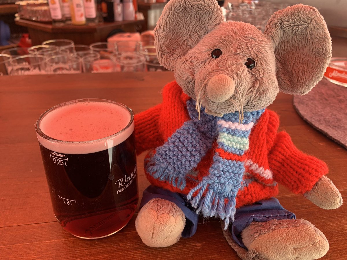whiskersmouse's tweet photo. A warming Glühwein before 11:00! #tipsymouse #seefeld https://t.co/QzBEUETfjE