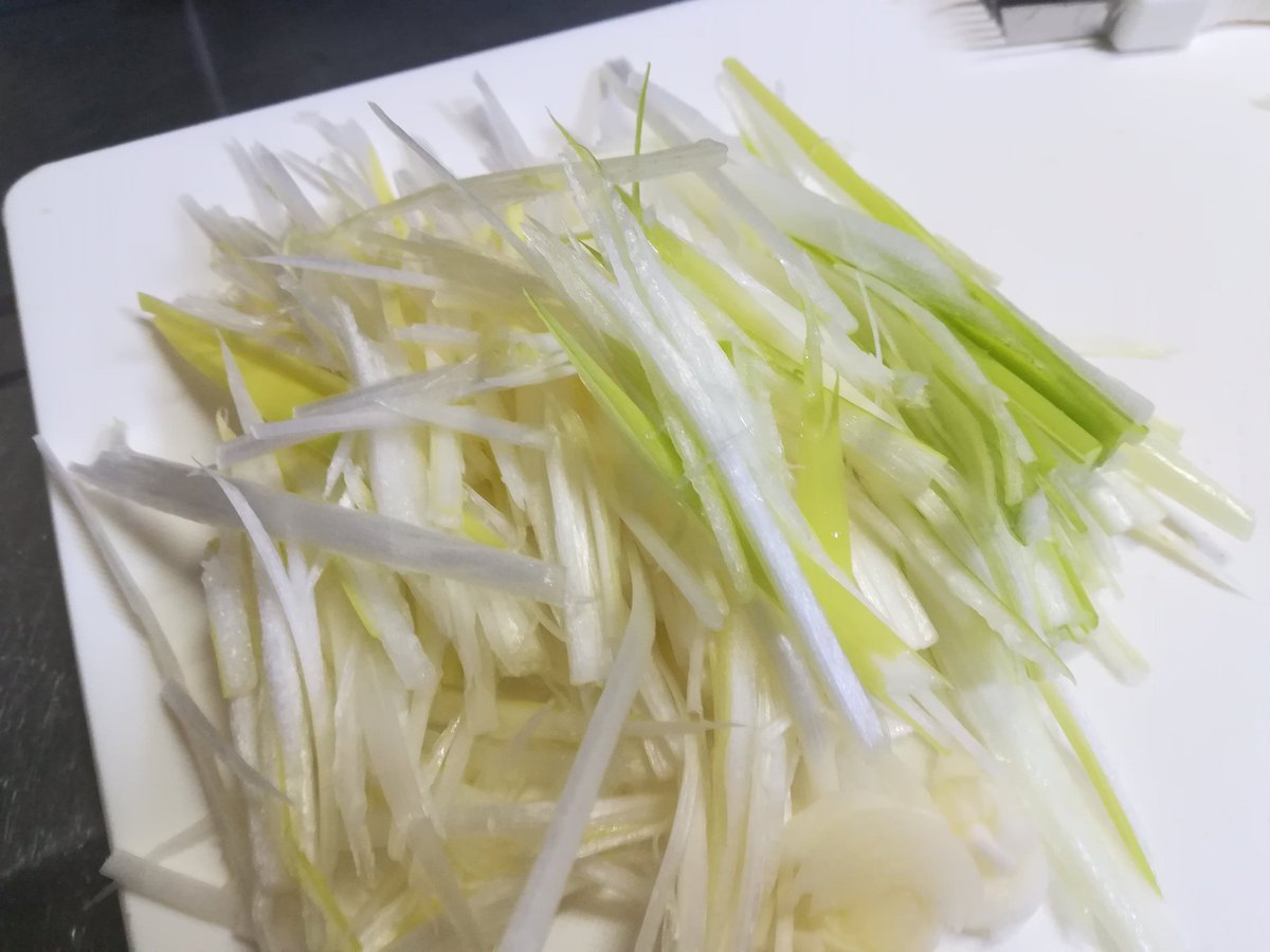 高幡 ダイソーで売ってたネギカッター ジョークグッズかな くらいのテンションで買ってみたら秒で白髪ねぎが量産できて ダイソー やるやんけぇ となってる ラーメン食べるときなんかに便利だねー 高幡 ダイソーで売ってたネギカッター ジョークグッズかな くらいのテンションで買ってみたら秒で白髪ねぎが量産できて ダイソー やるやんけぇ となってる ラーメン食べるときなんかに便利だねー
