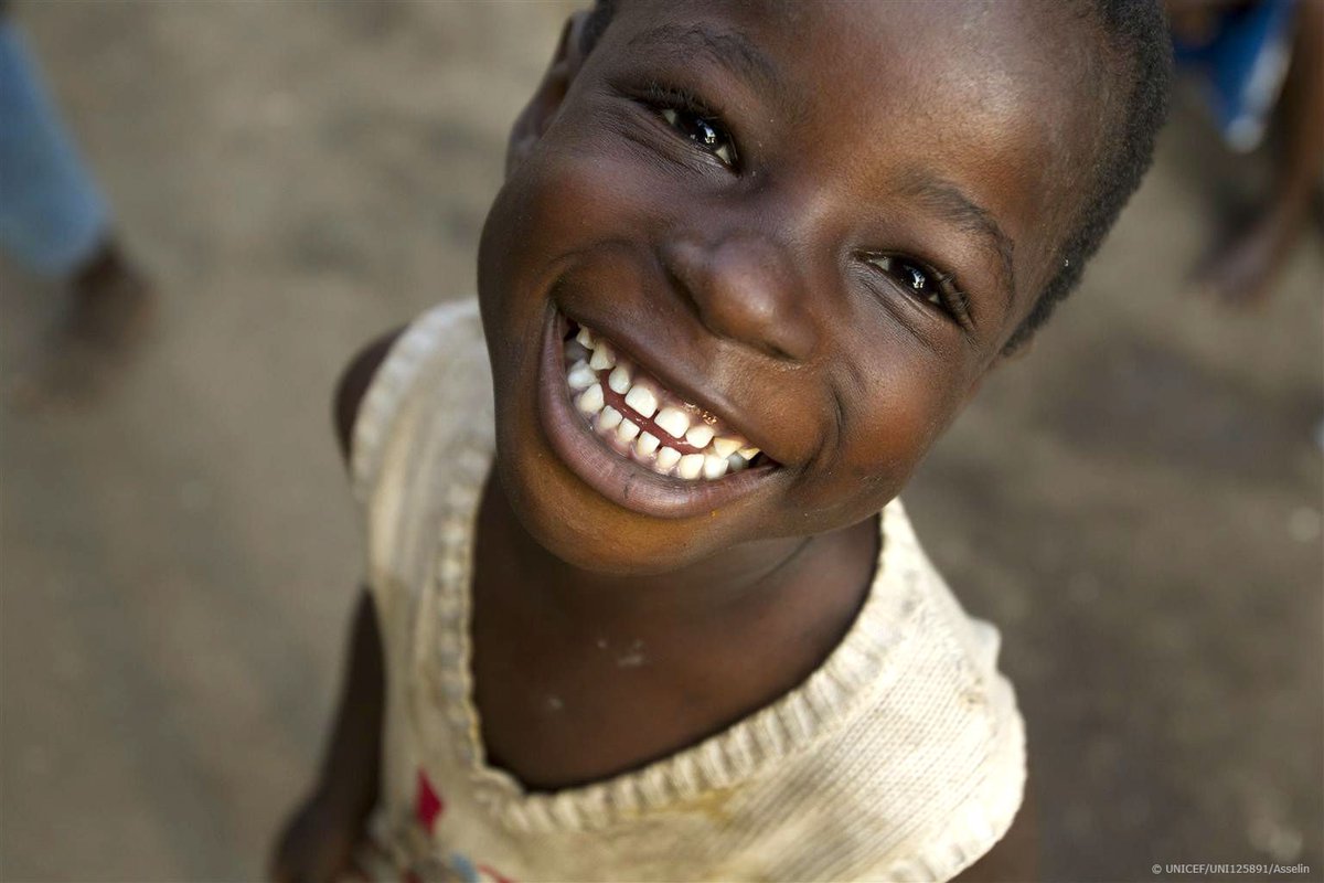 unicef_finland's tweet photo. Me kaikki hymyillään samalla kielellä 😁😁, mutta eri suulla. Näytä mihin sun suu taipuu – ota mallia kuvasta ja hymyile sinäkin! 

Lupaamme, et tule katumaan sitä. 🥰

#jokaisellelapselle #hymy #ilo #ystävä #perhe #koulu
#lapsi #lapset #skidit #muksut #lapsuus #lapsikuvaus https://t.co/60aVUGzl7B