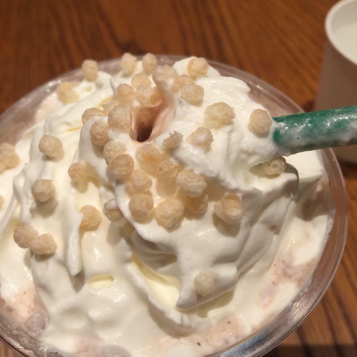OnnyReview's tweet photo. โปร 1 แถม 1 ของสตาร์บัคกลับมาแล้วจ้า 🎄🍫✨ มีให้เลือก 3 เมนูเป็นเมนูของช่วงคริสต์มาส เราสั่งเป็น ‘ Snowball Peppermint Dark Mocha ‘ ชื่อยาวมากกก 55555 เป็นฟีลเหมอนช็อคโกแลตปั่นมิ้นท์ๆ สดชื่นดีมันแบบตัดกันจะสั่งแบบใส่กาแฟหรือไม่ใส่ก็ได้ แนะนำ Syrup 1 ปั๊มขนาดปั๊มเดียวยังหวาน 185฿ https://t.co/xXFoNsMTx0