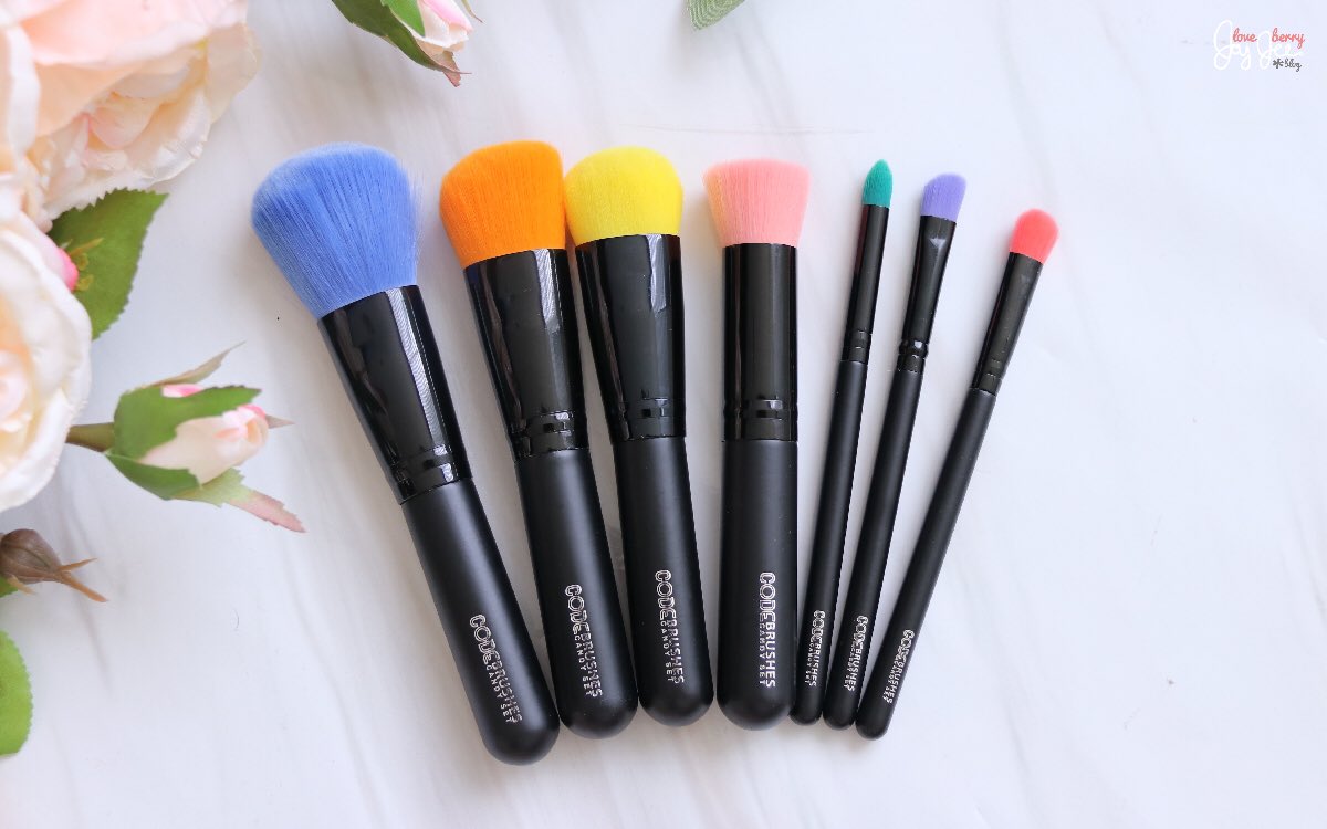 joyjeeloveberry's tweet photo. บอกเลยว่าแปรงที่มีอยู่ไม่เคยพอ Code Brushes Candy เซ็ตแปรงใหม่ล่าสุด ราคาเบาๆ 499 บาทได้แปรงนุ่มๆ ถึง 7 แท่ง สีน่ารักม๊ากกกก แถมขนนุ่มเกินราคา 
#แปรงแคนดี้ #CODECosmetics #CODEBrushesCandySet https://t.co/KEU9FmZWES