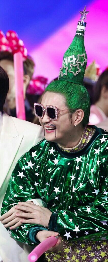 Alik_Maier's tweet photo. Для тех кто не знает, это Корейская Верка Сердючка
#Kpop #Rupop https://t.co/lazR5nVaSR