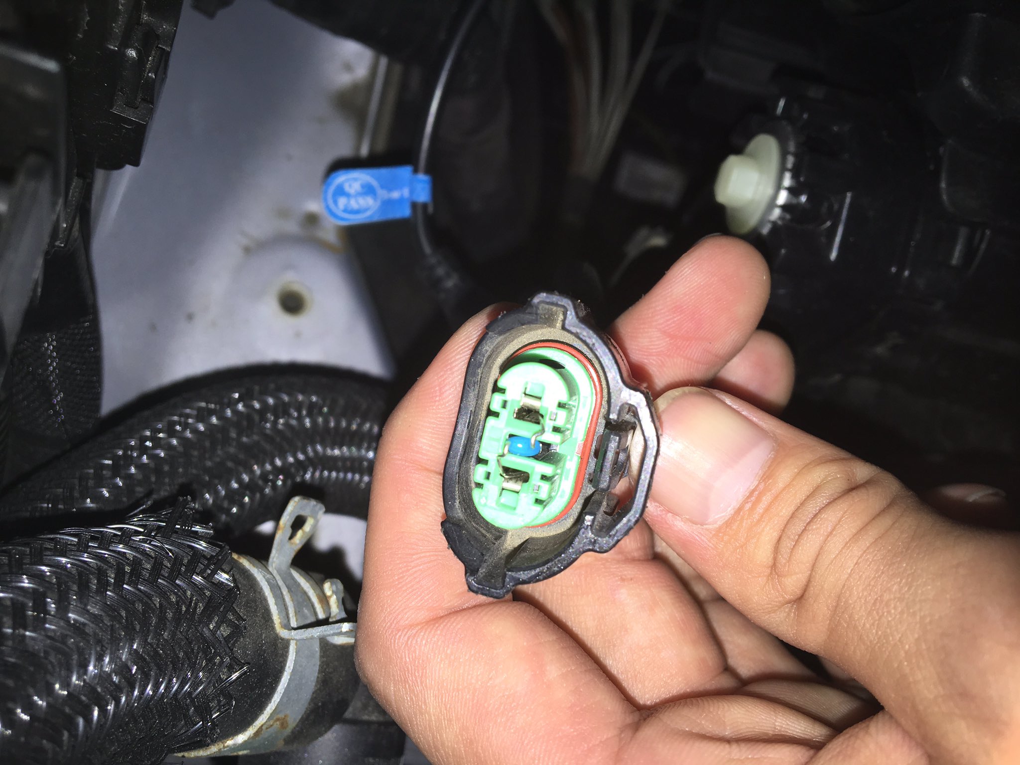 つよぽそ 車のヘッドライトをledに変えてからfmラジオのノイズ が酷過ぎて聴けない程だったので このセラミックコンデンサなるものを挟んでみたらあら不思議 ノイズが消えた なんで どういう仕組み T Co Rn2fooofje Twitter