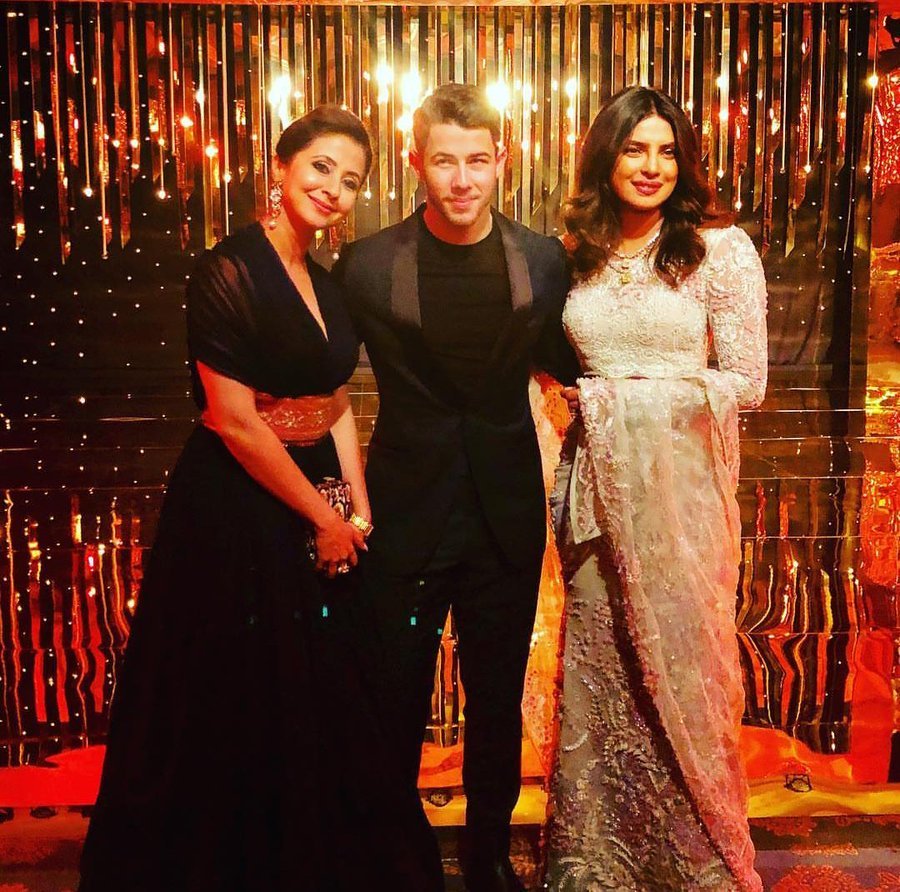 UrmilaMatondFan's tweet photo. Beauty that's unforgettable. #Urmila shines like gold at #NickYankaReception 😍😍🥰
#UrmilaMatondkar #Bollywood #Bollywood #Events #Party #Reception #PriyankaChopra #NickJonas #RanveerSingh #DeepikaPadukone #RaveenaTandon https://t.co/yXPAtFXo7B