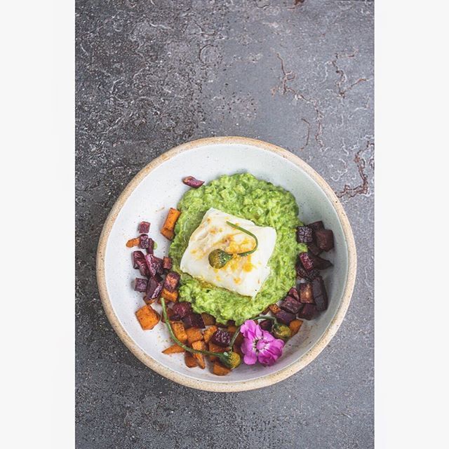 Dinnerumacht's tweet image. Irgendwie hab ich mich auf meiner Reise in den Norden Norwegens in Erbsenpüree verliebt. Deshalb heute mit Kabeljau, ofengeröstetem Wurzelgemüse und eine Zitronen-Bergamotte-Butter. .
#cod #mashedpeas #nordiccuisine #travelforfood #bergamotte #inseasonno… bit.ly/2CEZjGO