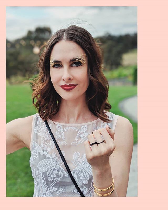 AlexisVWatt's tweet photo. All that glitters is gold ✨👁️👁️✨
.
.
.
.
@bourjoisau lips 💋
#wedding #love #makeup #redlip #burgundylips #lob #browgame #featheredbrows #dimples https://t.co/oXPeZAbdQk https://t.co/pgm7A20j5A