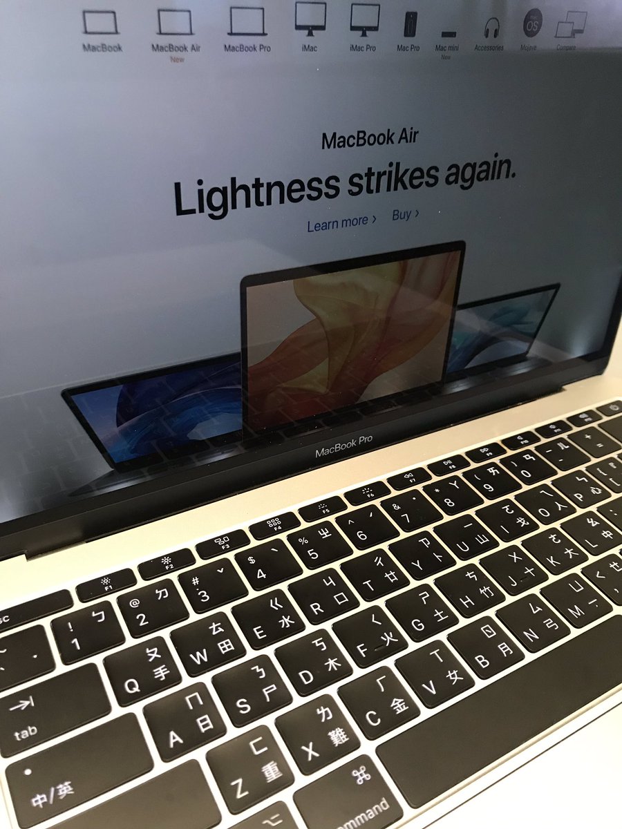 caroparo's tweet photo. Late 2016 MBP without TB, retina display dying from #flexgate issue (stage light effects+black screen when >90 degrees). USD$600 to replace the whole screen, or, the damned soldered cable. Lightning strikes! I’m a very disappointed customer. @Apple @AppleSupport https://t.co/JSBNOxsgZh