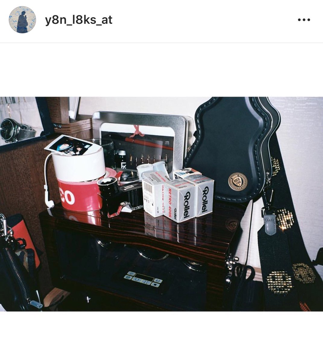 Oohbebaby's tweet image. There’s a lot going on in this photo. 👀 #infooverload #eyeingtheguitar