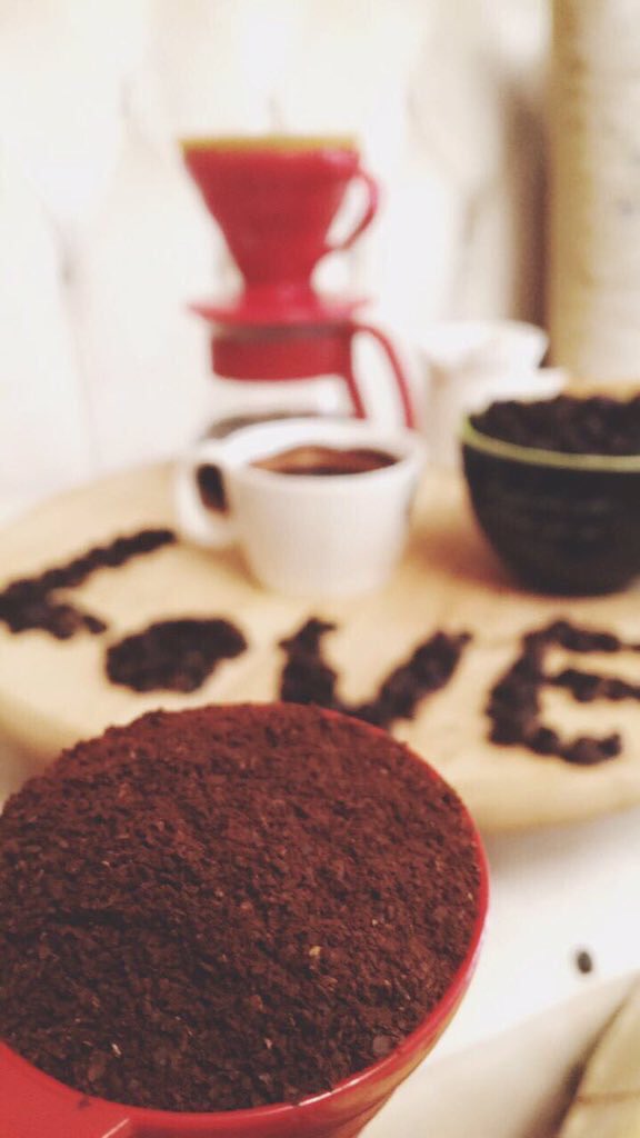 hodoa2016's tweet image. #صباح_القهوة 
" لا أريد أن أكون عاديّة، أُريد أن أكون مُبهجة ، أُريد أن  يُقال "بسبَبها اتفائل" 
اريد ذاك الاثر .🙁🖤