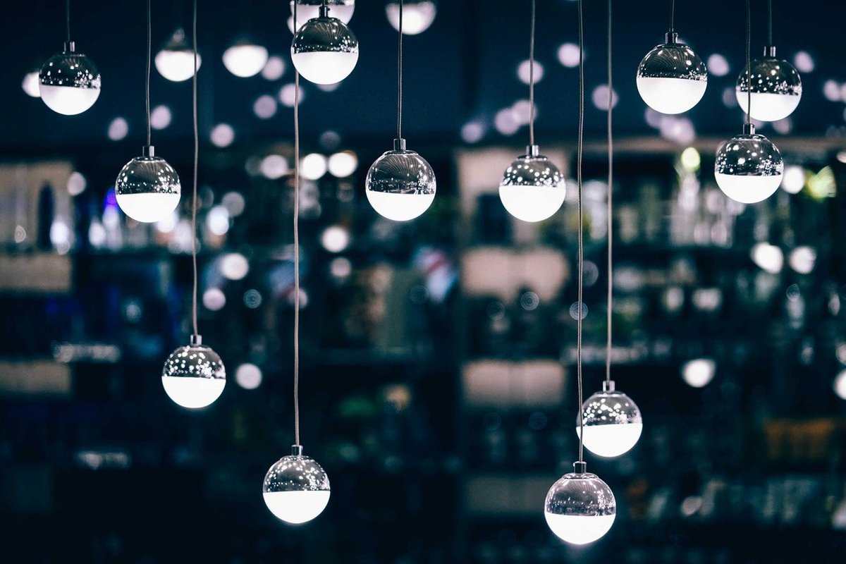JasminDotCom's tweet image. My friend @AshlleyOwen and I went to a cafe and saw these amazing pendant lights! Aren't they super fascinating? I can't take my eyes off them! 😍😍😍
.
.
.
#lights #beautifullights #stunning #December #December2018 #decembertime #Decemberfalls18 #decemberwinter