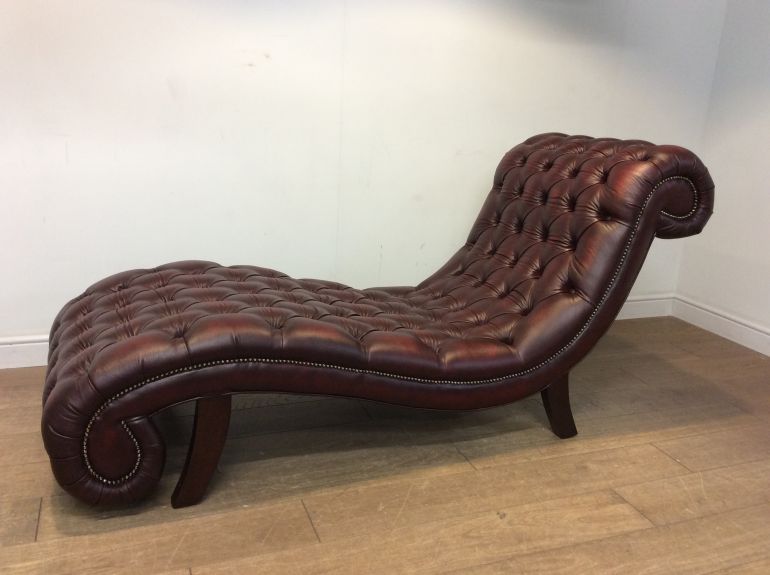 With curves in all the right places, this stylish Paris Chaise Longue is now just £1299! ow.ly/ZlyP30n7FGl #DistinctiveChesterfields #chaiselongue #handcrafted