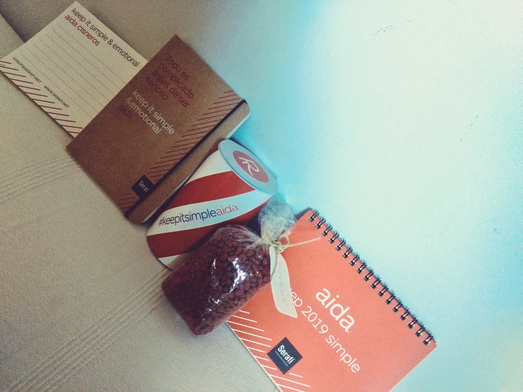 AidaxCM's tweet photo. Muchas gracias a @serafi_igp por traerme, un año más, un pack de regalos personalizados. ¡Detalles así son únicos! 😍
Y encima este año incluye una cobertura de chocolate y frambuesa del auténtico @RRRocambolesc 🤤
¡Mil gracias! 🤗 
#KeepItSimple https://t.co/Az9XXW7Hnj