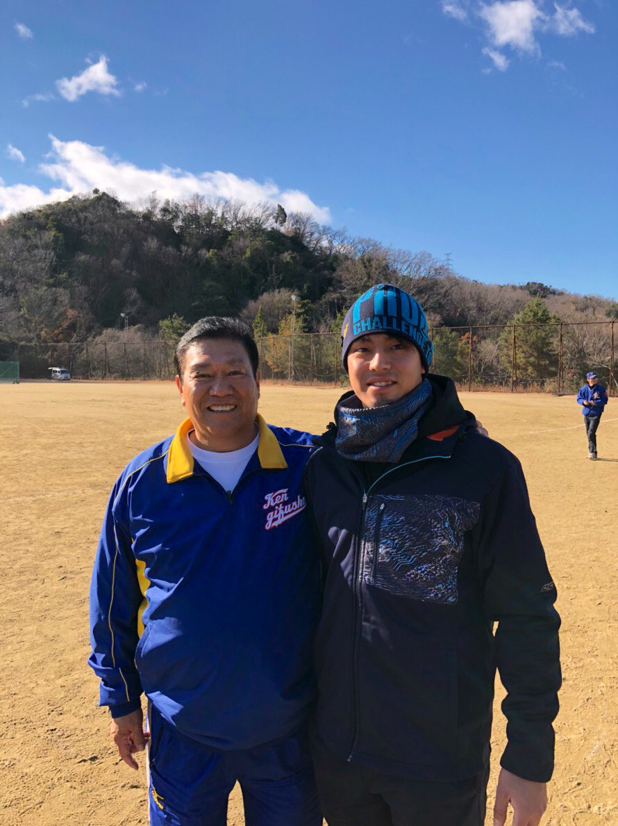 HAWKS_RYUHEI_65's tweet photo. 今日は毎年恒例の枚方のOB戦⚾️

ミーハーやから藤原・小園と写真撮ってもーた😂
スーパースターですわ笑

そして我らが鍛治舍監督！笑
久しぶりに会う人ばっかりで楽しかった👍🏿 https://t.co/08qiyY7582